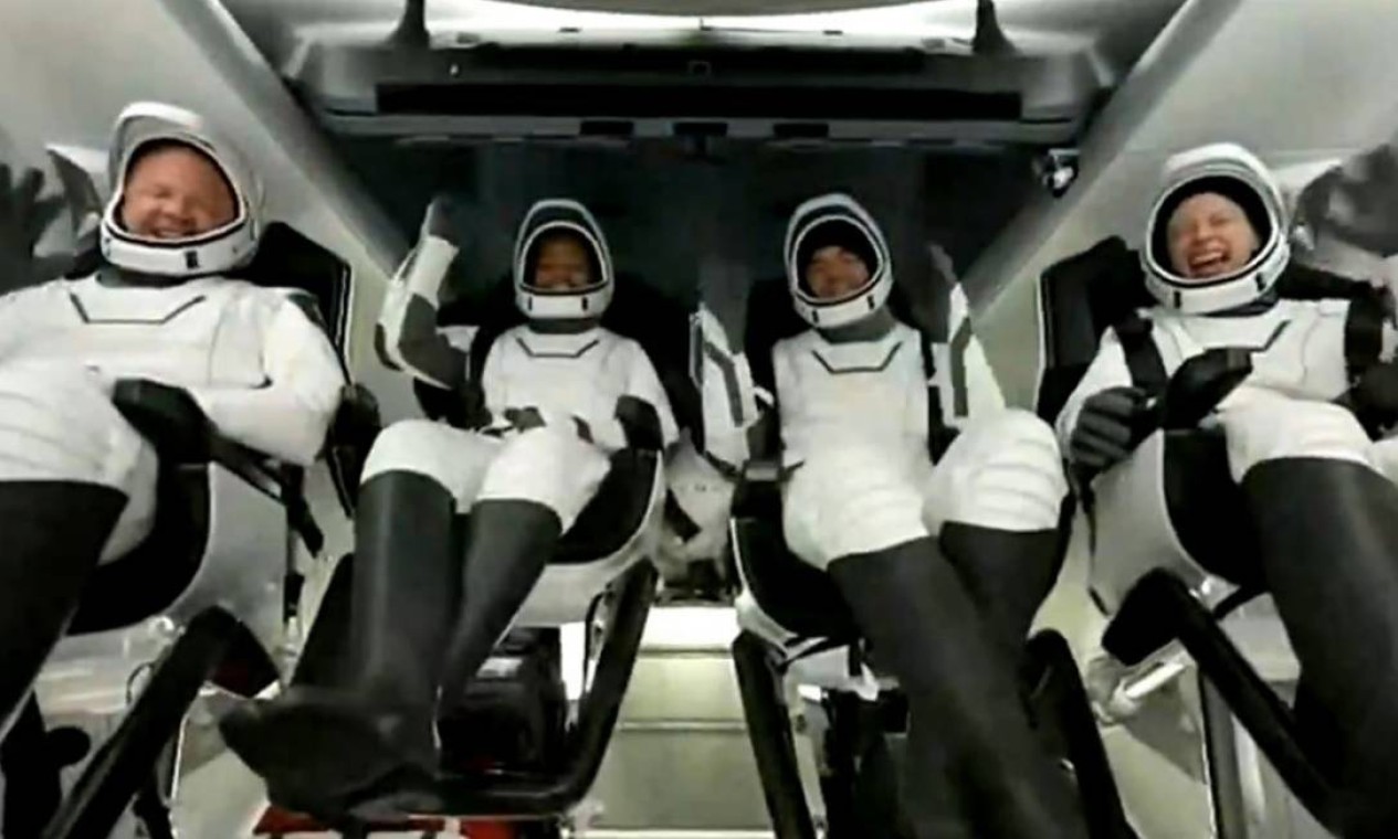 Tripulantes da SpaceX comemoram volta para Terra e acenam para a câmera Foto: Reprodução