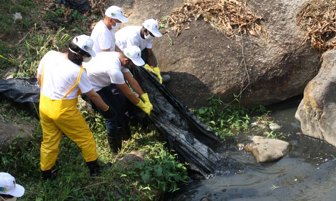 Cerca de 30 voluntários da empresa participaram da limpeza do Rio Jacó Foto: Divulgação