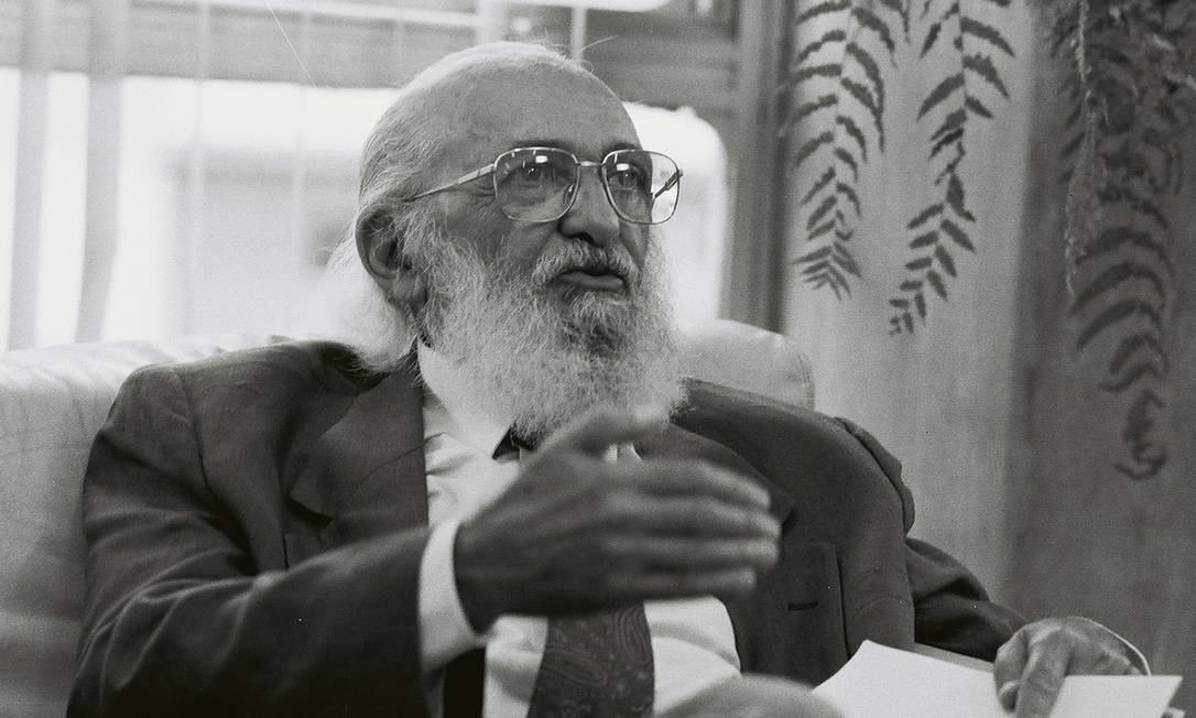 O educador Paulo Freire em entrevista para a TV francesa em 1991 Foto: Maurício Novaes