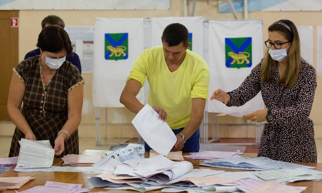 Membros de comissão eleitoral local fazem a contagem das cédulas após o fechamento das urnas na cidade de Vladivostok, Rússia Foto: STRINGER / REUTERS
