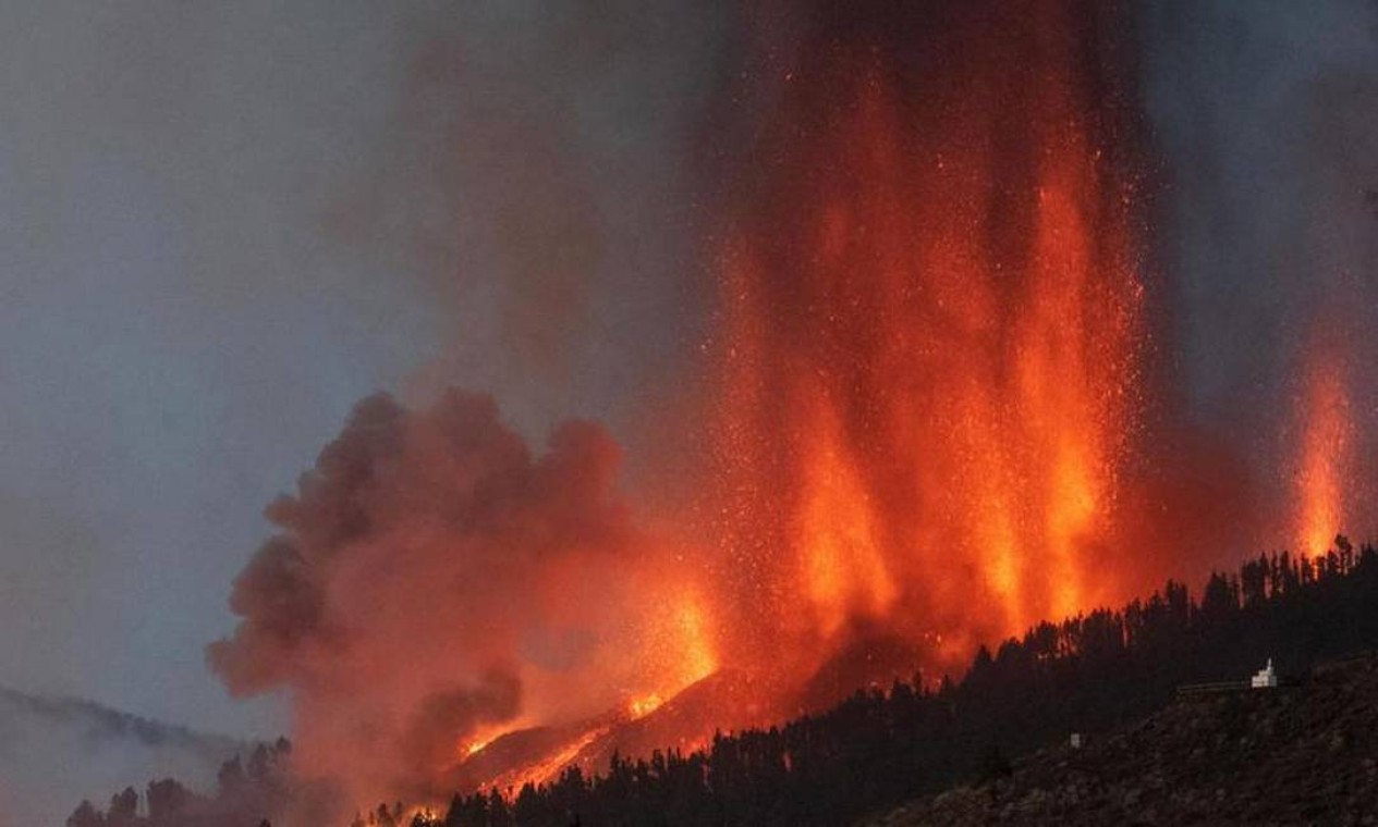 O vulcão Cumbre Vieja entrou em erupção nas Ilhas Canárias espanholas espalhando lava, cinzas e uma enorme coluna de fumaça Foto: DESIREE MARTIN / AFP