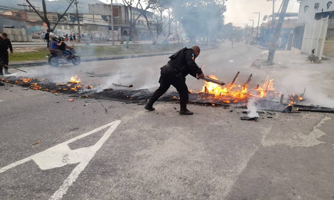 Policial controla barricada de fogo Foto: PMERJ/Reprodução