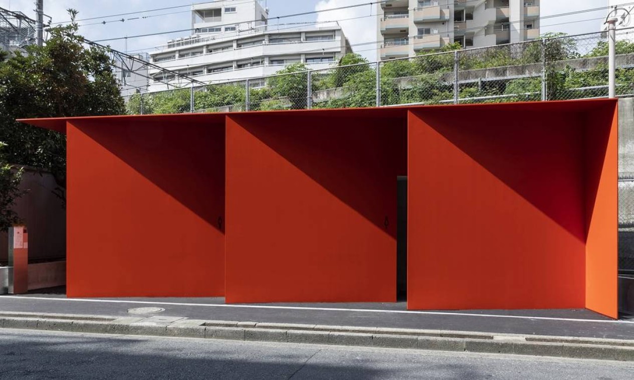 Inspirado na origata, técnica especial de dobradura de papel, o banheiro público desenhado por Nao Tamura foi o primeiro a ser inaugurado pelo projeto, em agosto de 2020 Foto: Tokyo Toilet Project / The Nippon Foundation / Divulgação