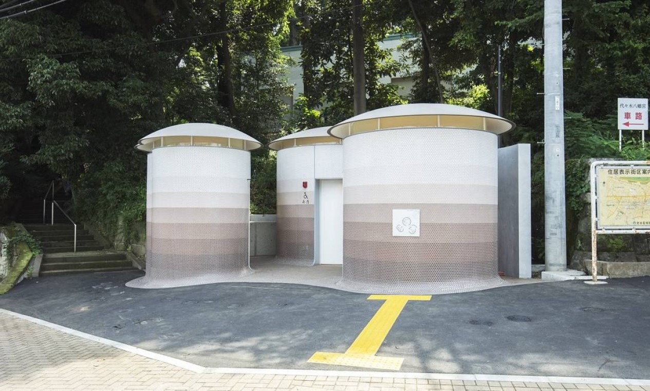 Toyo Ito, que já venceu o prêmio Pritzker de arquitetura, imaginou essas cabines sanitárias em forma de cogumelos. A inspiração veio dos fungos que nascem na floresta em torno do santuário Yoyogi Hachimangu, cujo acesso fica ao lado Foto: Tokyo Toilet Project / The Nippon Foundation / Divulgação