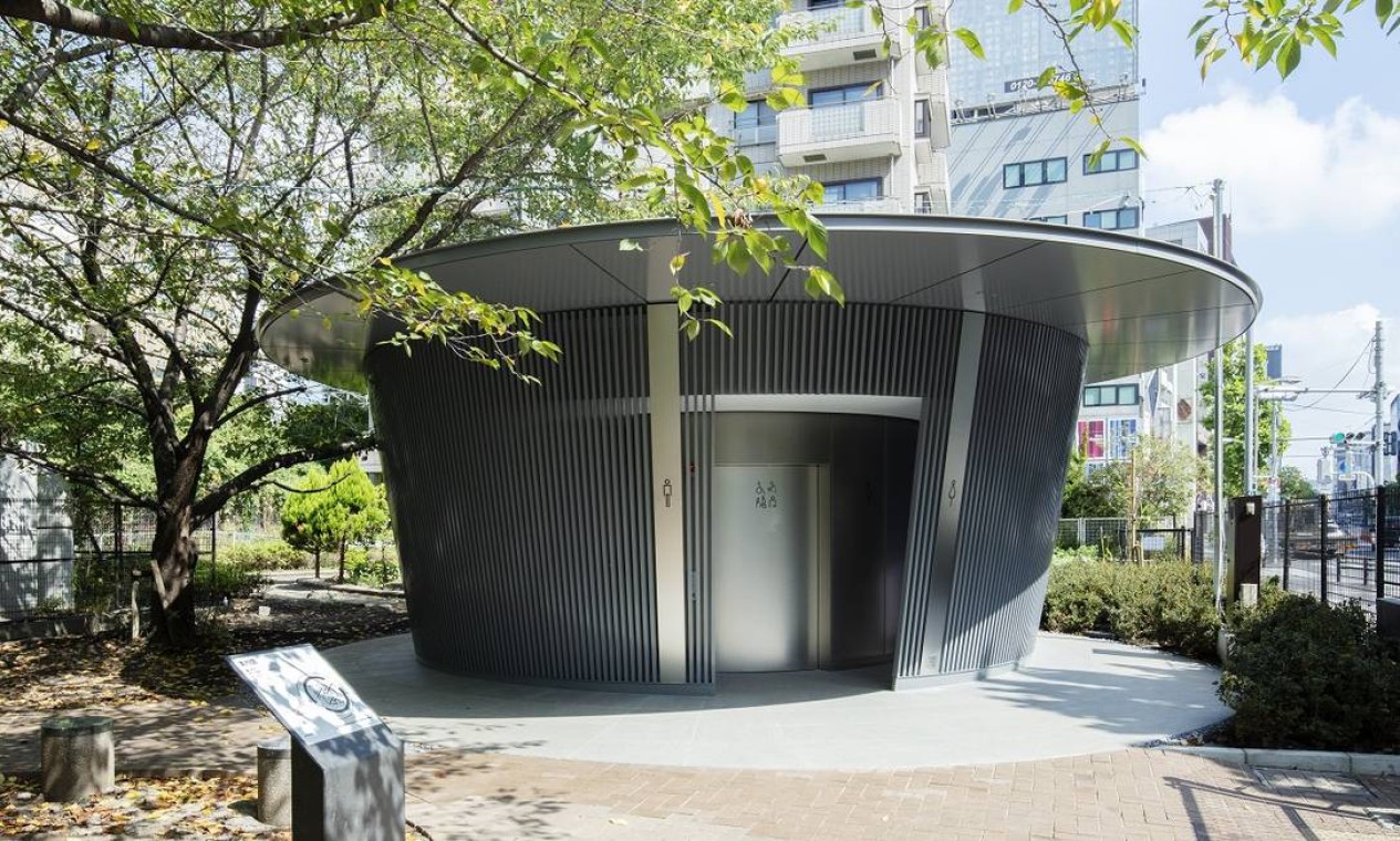 Também vencedor do Pritzker, o arquiteto japonês Tadao Ando projetou esse banheiro cilíndrico, com camada externa protegida por venezianas verticais, que lembra uma pequena nave espacial no parque Jingu-Dori Foto: Tokyo Toilet Project / The Tokyo Foundation / Divulgação