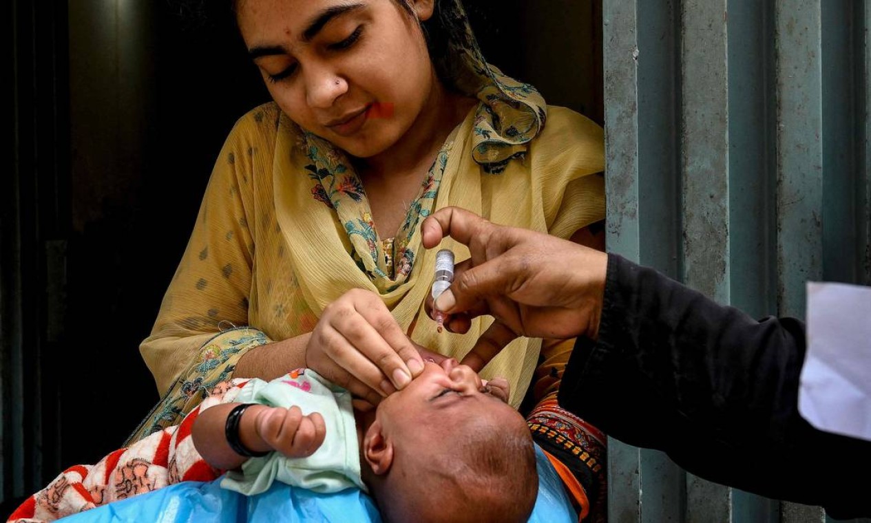Crianças estão sendo vacinadas contra polio em Lahore, no Paquistão Foto: ARIF ALI / AFP