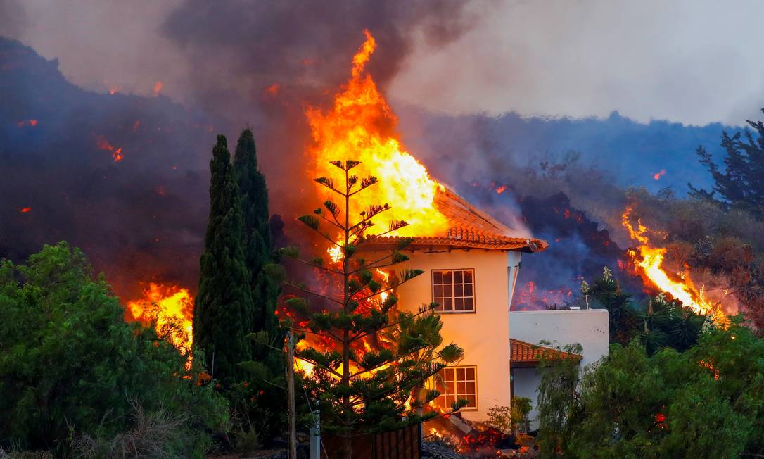 Casa é incendiada após erupção do vulcão Cumbre Vieja, em La Palma Foto: BORJA SUAREZ / REUTERS