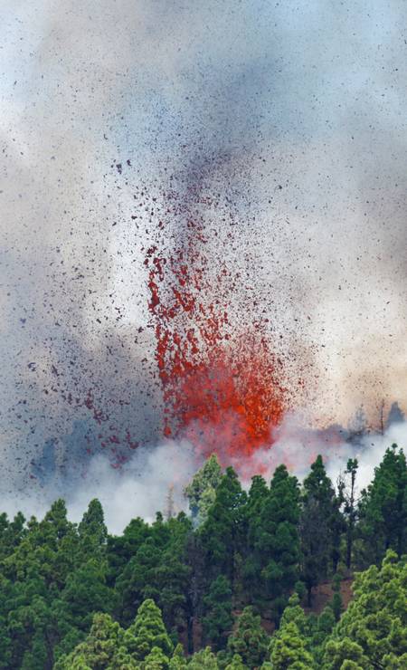 O Monte Cumbre Vieja entra em erupção em El Paso Foto: BORJA SUAREZ / REUTERS