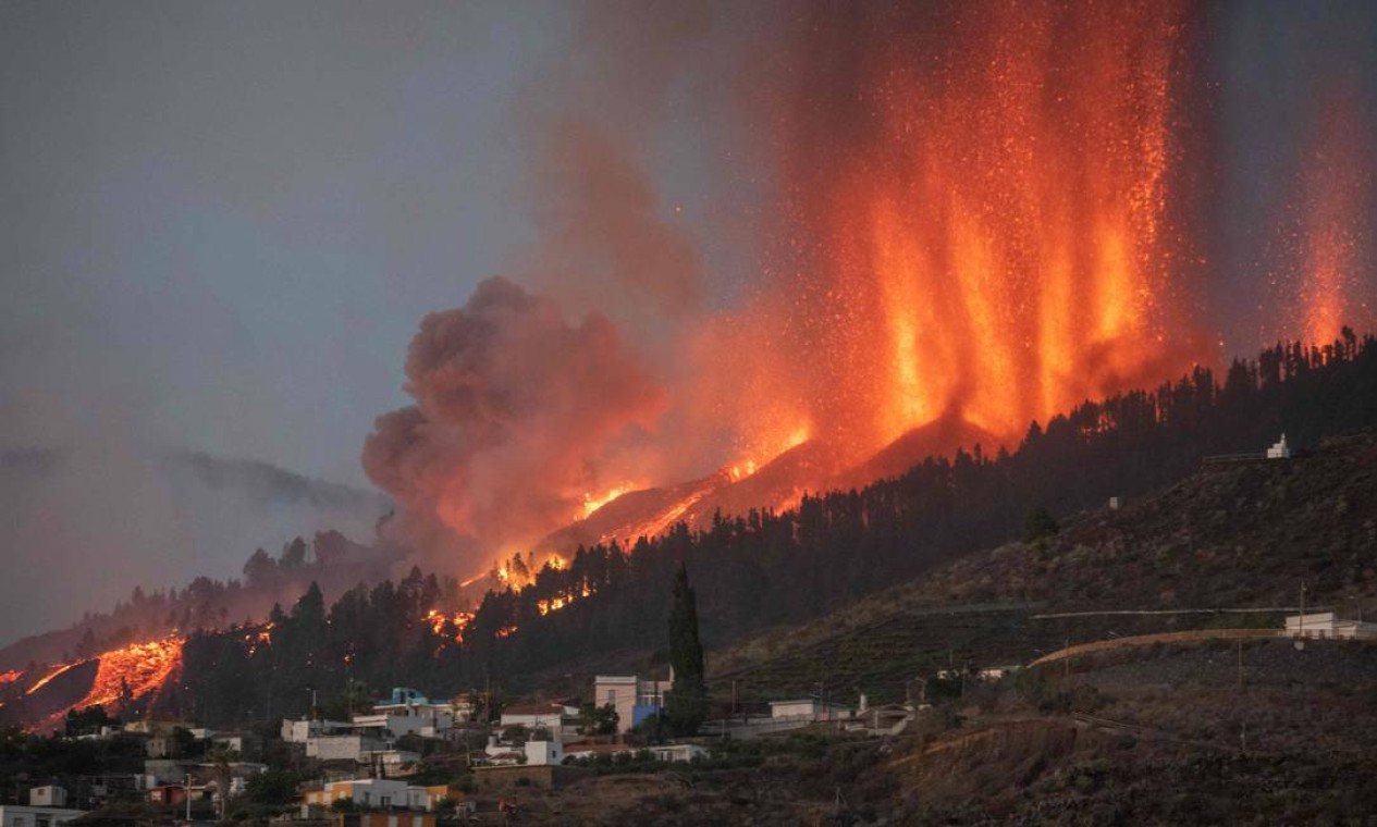 O Monte Cumbre Vieja entra em erupção em El Paso, expelindo colunas de fumaça, cinzas e lava, na ilha de La Palma Foto: DESIREE MARTIN / AFP