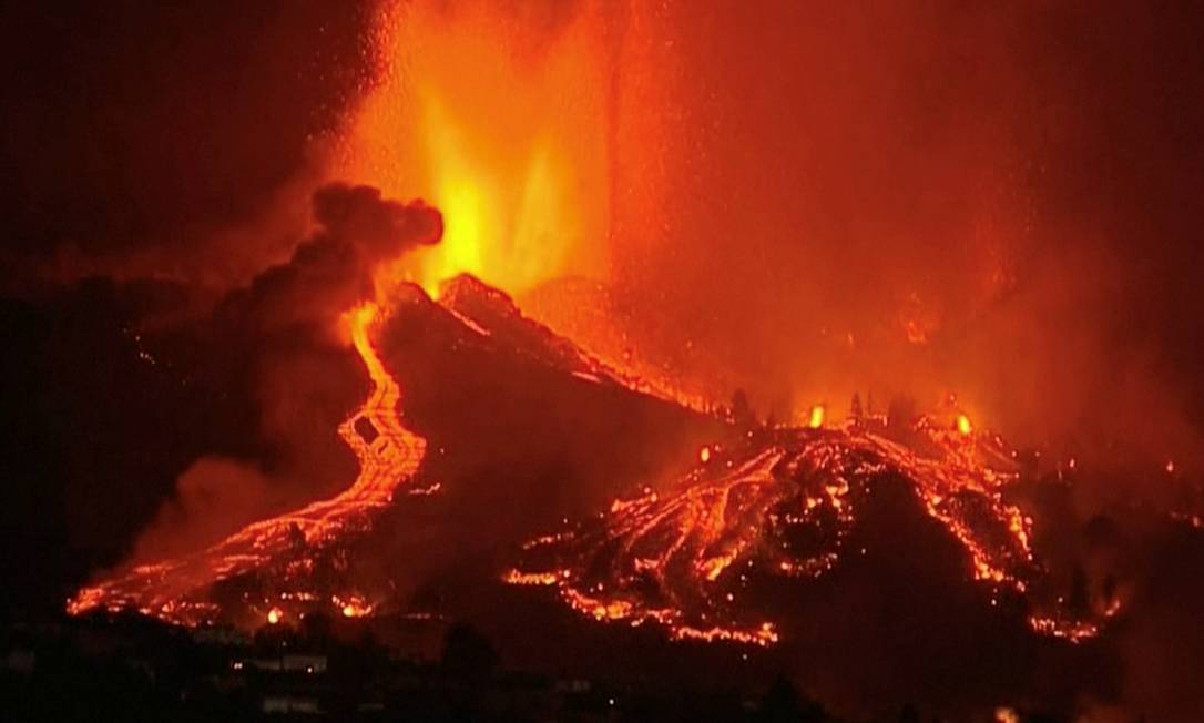 La lava entra en erupción de un volcán en el Parque Nacional Cumbre Viza en El Paso, en las Islas Canarias de La Palma