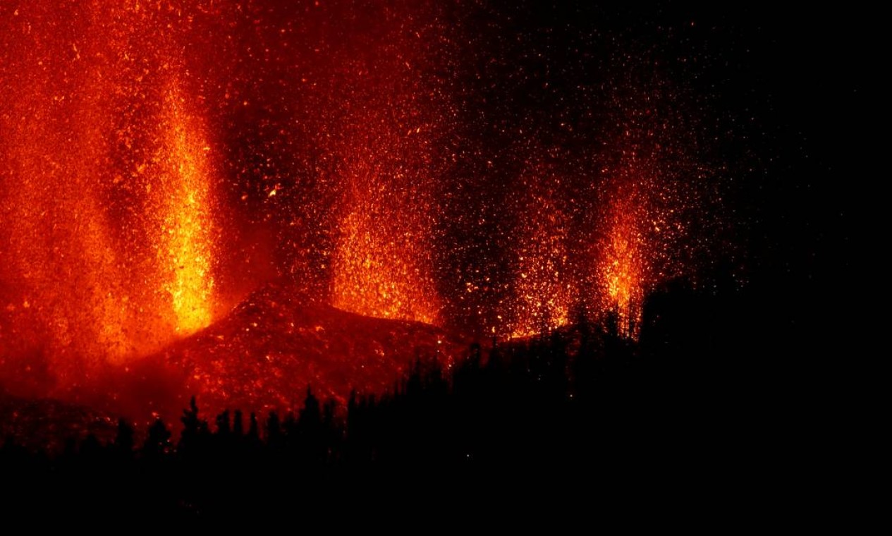 Jato de lava sobe após erupção vulcânica, no parque nacional Cumbre Vieja, em El Paso, nas ilhas Canárias de La Palma Foto: BORJA SUAREZ / REUTERS
