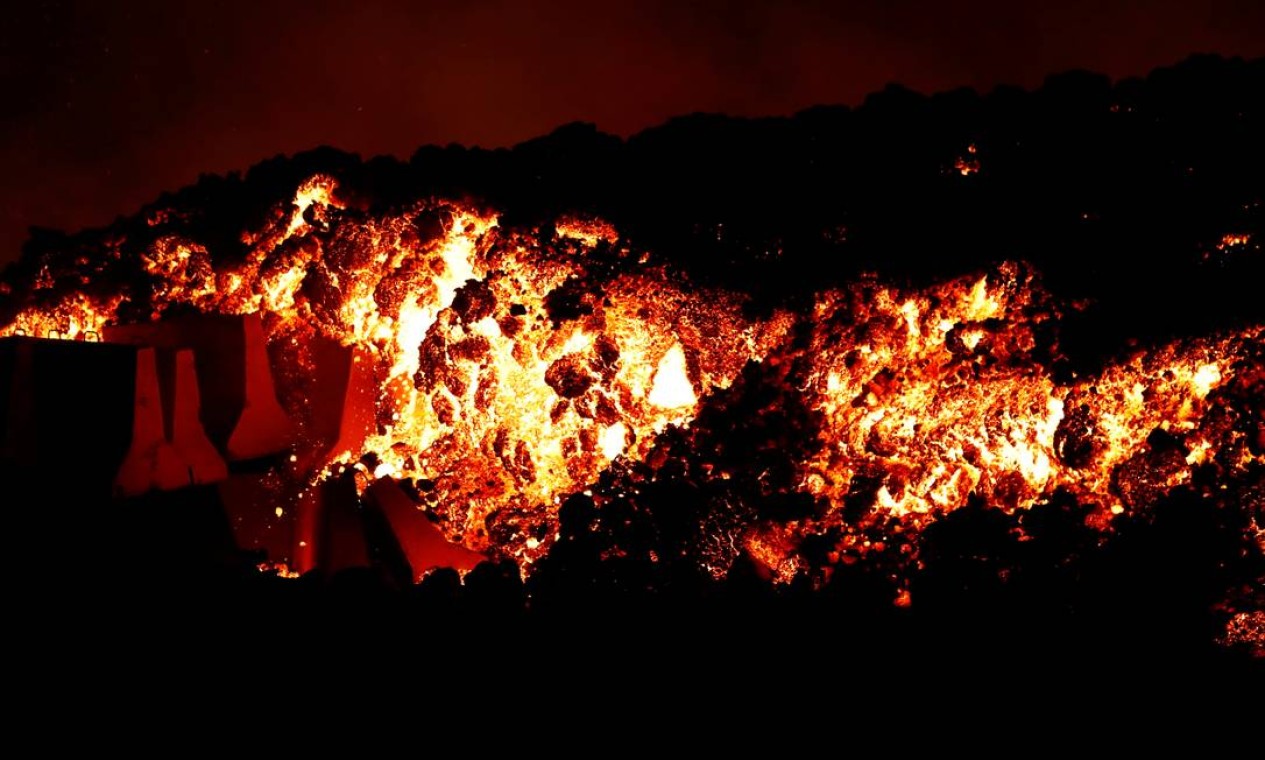 O complexo vulcânico de Cumbre Vieja não entrava em erupção desde 1971 Foto: BORJA SUAREZ / REUTERS
