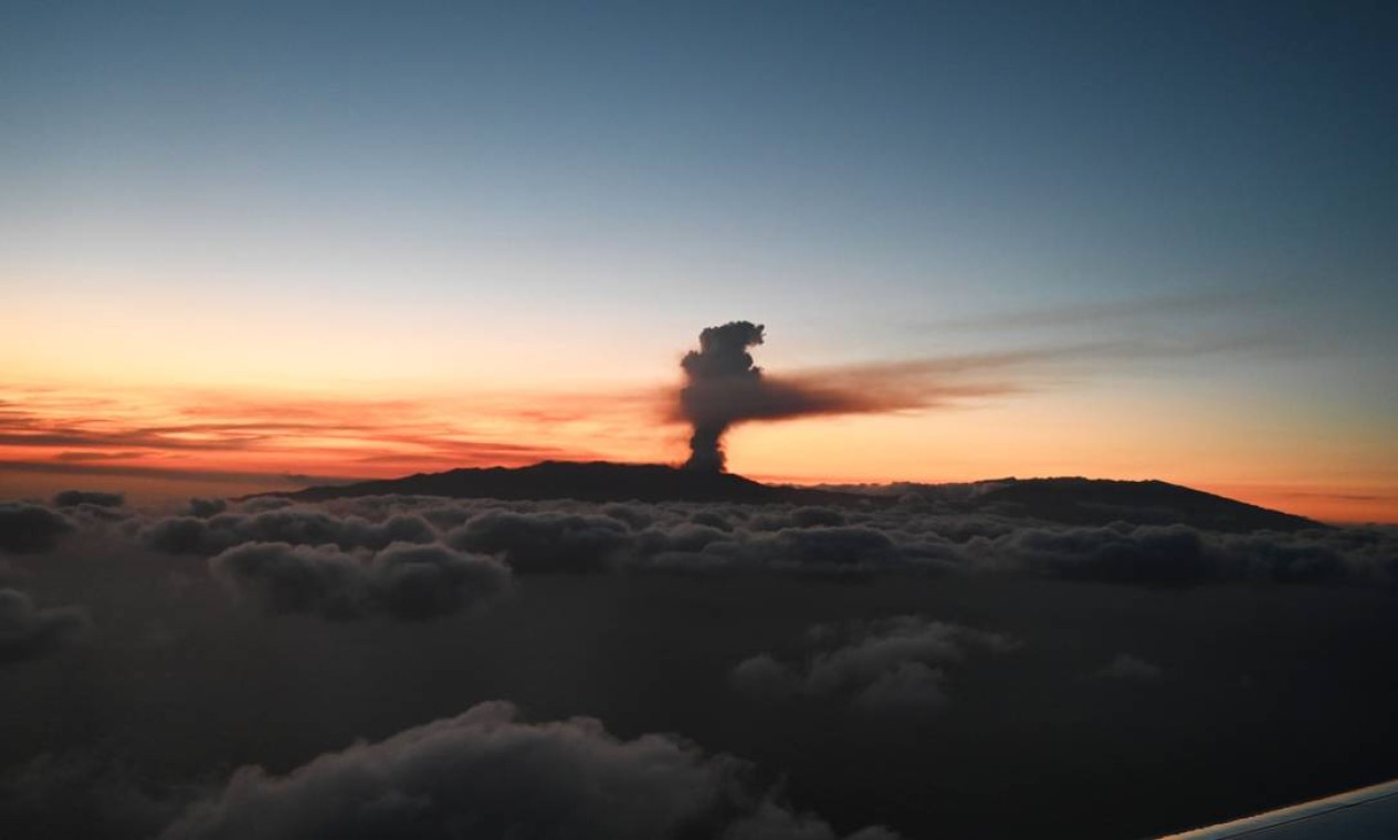 Fumaça expelida pelo vulcão que entrou em erupção nas Ilhas Canárias é vista de cima. Foto: REX