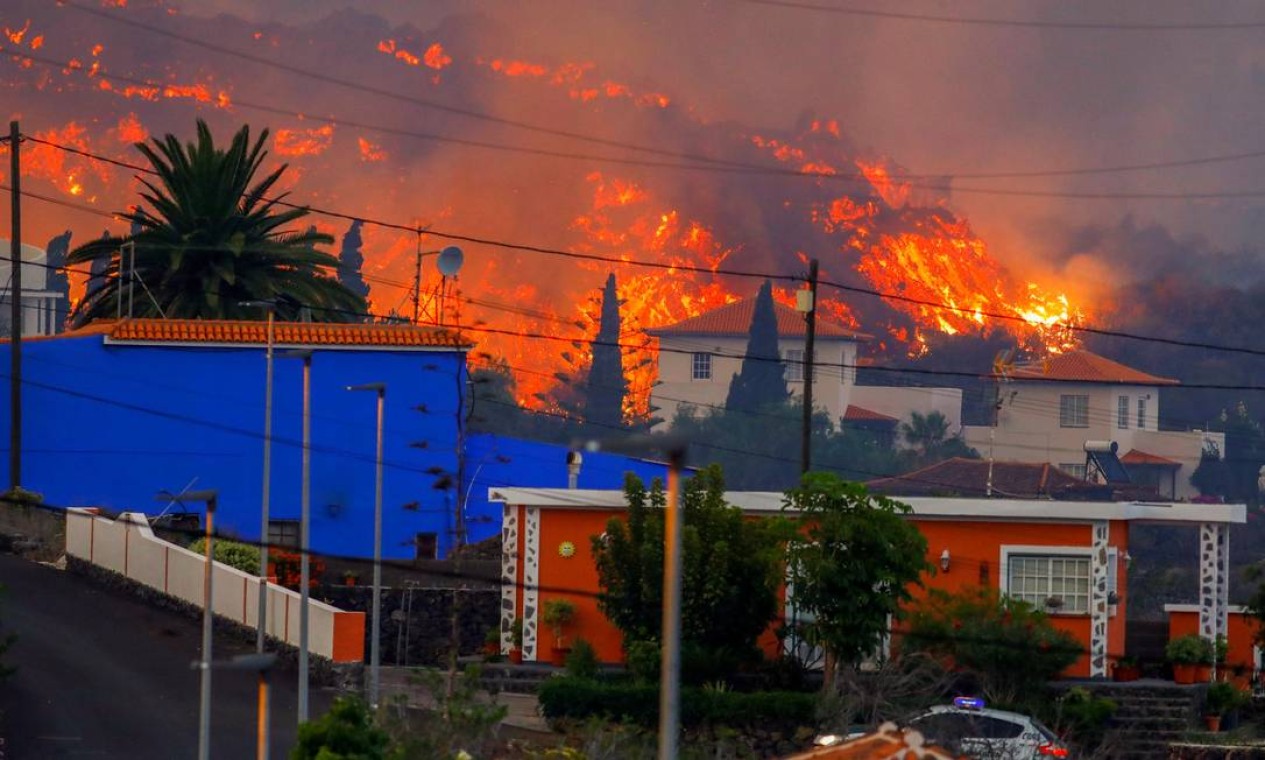 Lava chega a casas de moradores de El Paso após erupção de vulcão nas Ilhas Canárias. Foto: REUTERS