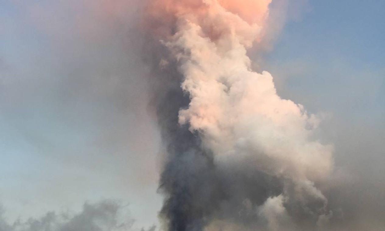 Fumaça e cinzas expelidas pelo vulcão forçaram moradores a deixarem suas casas. Foto: EPA