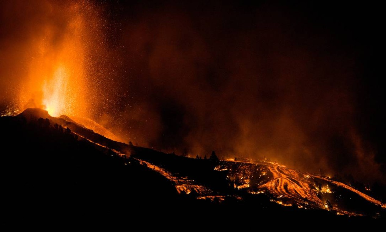 Lava sendo jorrada no momento em que o vulcão entrou em erupção em El Paso, nas ilhas Canárias de La Palma. Foto: AP