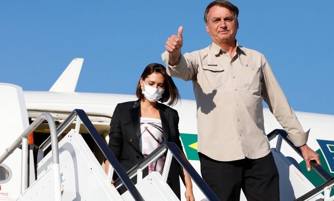 Presidente Jair Bolsonaro ao desembarcar no Aeroporto Internacional John F. Kennedy, em Nova York; ao fundo, a primeira-dama, Michelle Bolsonaro Foto: Alan Santos / Reprodução