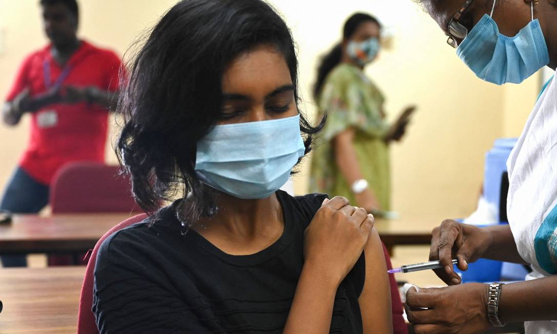 Profissional de saúde aplica dose de vacina contra a Covid-19 em Chennai, na Índia Foto: ARUN SANKAR / AFP