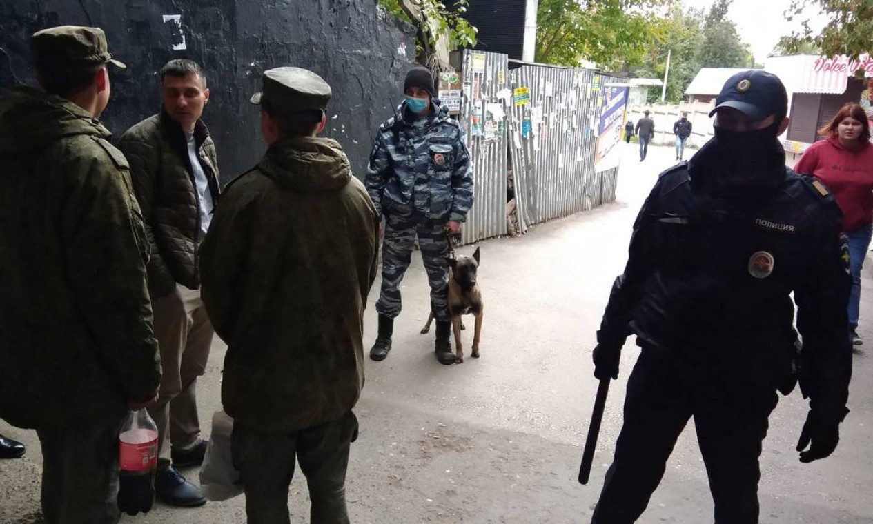 Policiais são vistos perto do local depois que um homem armado abriu fogo na Universidade Estadual de Perm Foto: MAKSIM KIMERLING / REUTERS