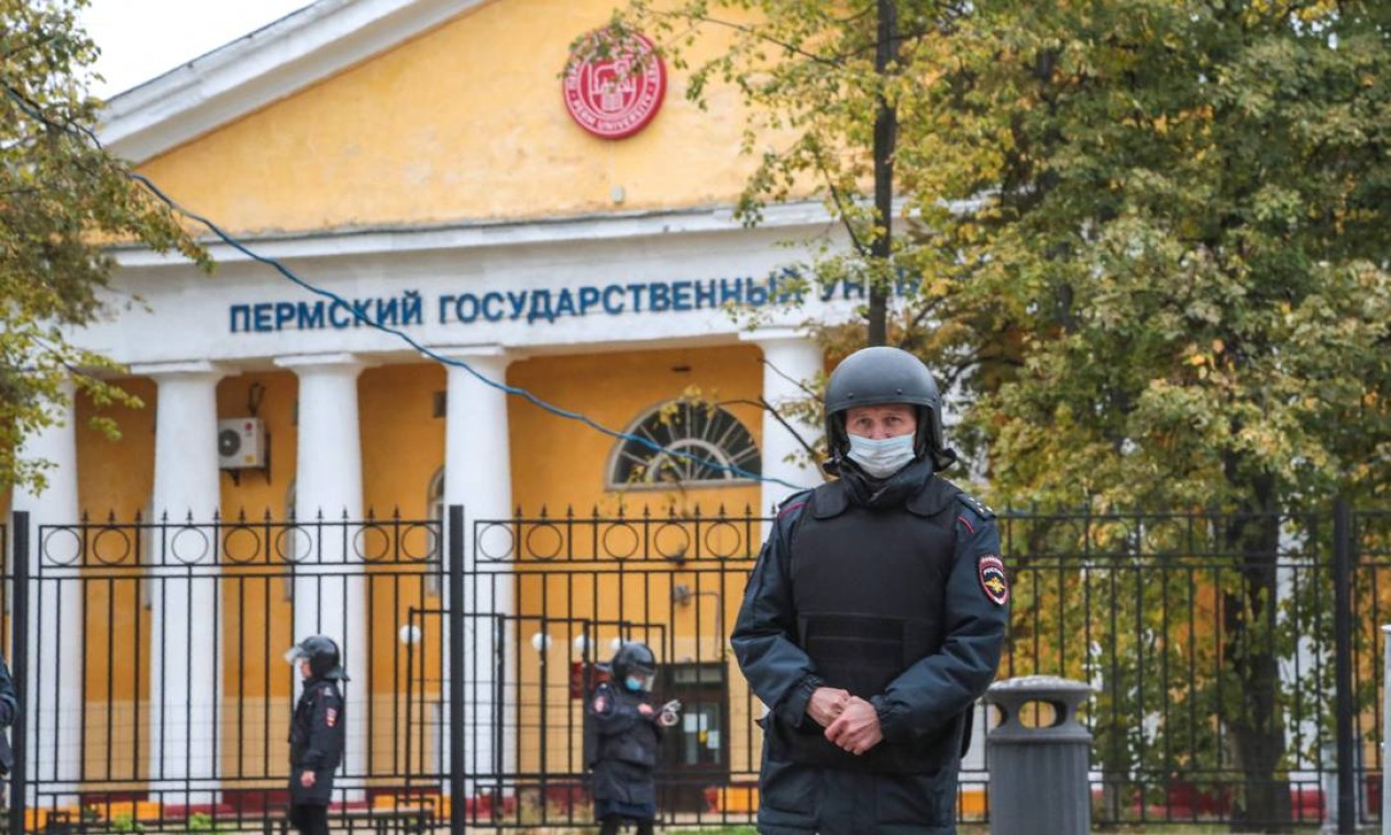 Policiais patrulham o prédio do campus da Universidade Nacional de Pesquisa do Estado de Perm, a cerca de 1.300 quilômetros a leste de Moscou Foto: STRINGER / AFP
