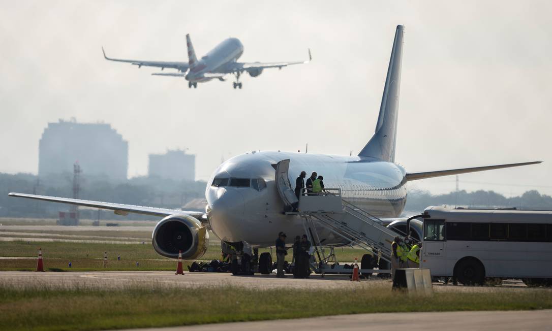 Um avião fretado para deportar haitianos se prepara para embarcar passageiros no Aeroporto Internacional de San Antonio, no Texas Foto: DARREN ABATE / REUTERS
