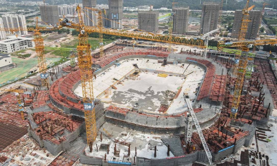 Estádio de futebol Guangzhou Evergrande em construção, na província de Guangdong, no sul da China Foto: STR / AFP