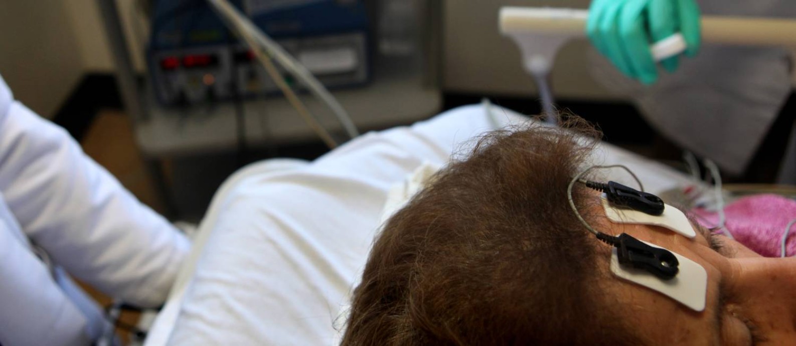 Médicos preparam uma paciente para recever a eletroconvulsoterapia, em hospital de NY, em imagem de 2011. Foto: RICHARD PERRY / NYT