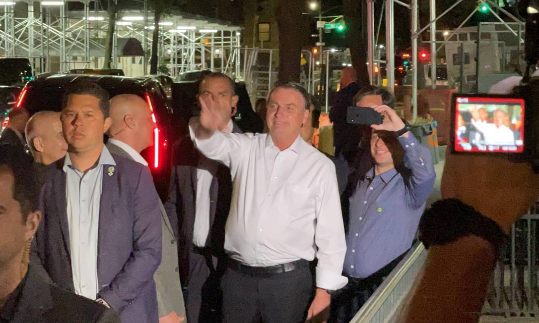 Jair Bolsonaro acena para manifestantes na saída da residência do embaixador do Brasil na ONU, depois de recepção oficial Foto: Pedro Moreira / Infoglobo
