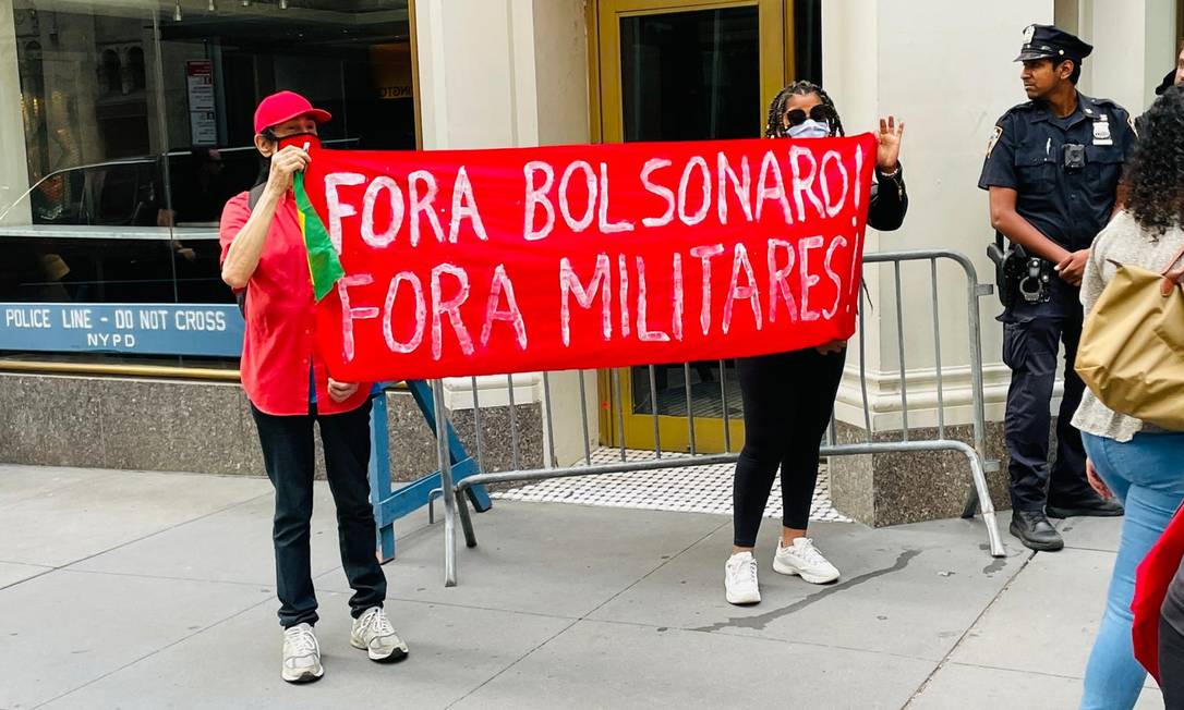 Em meio a pequeno protesto, Bolsonaro deixa hotel rumo à sede da ONU - Jornal O Globo