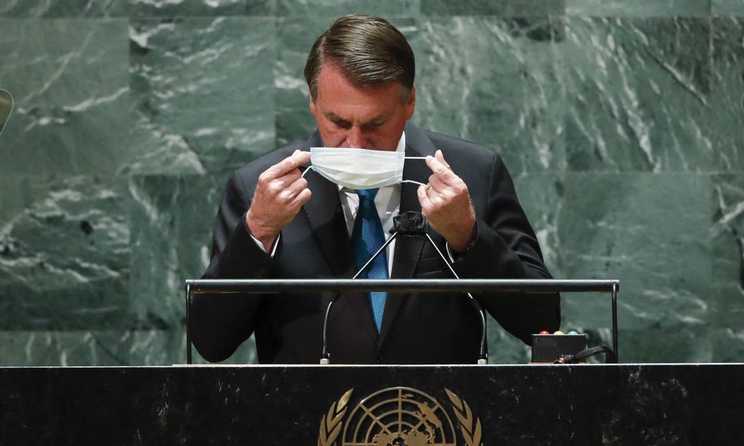 O presidente Jair Bolsonaro coloca a máscara após seu discurso na ONU Foto: EDUARDO MUNOZ / AFP