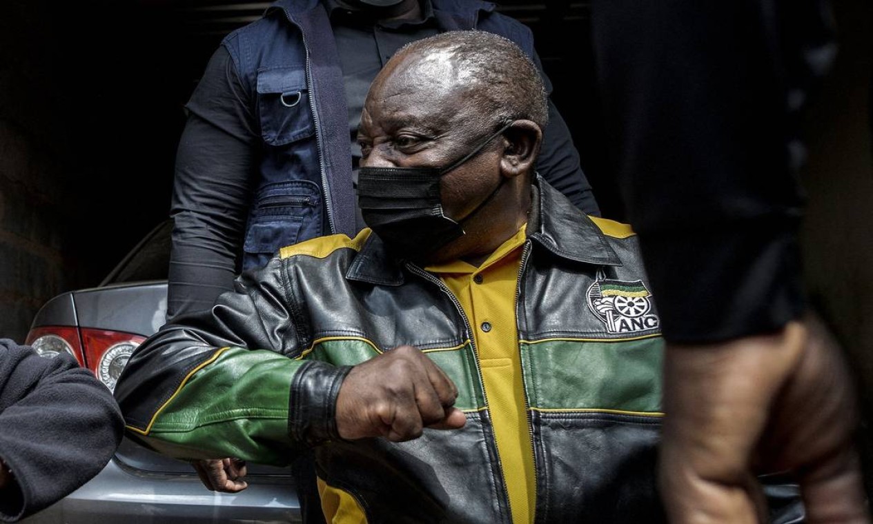 Cyril Ramaphosa, presidente da África do Sul, em maio, alertou o mundo para 'apartheid da vacina', se países ricos armazenassem doses Foto: LUCA SOLA / AFP