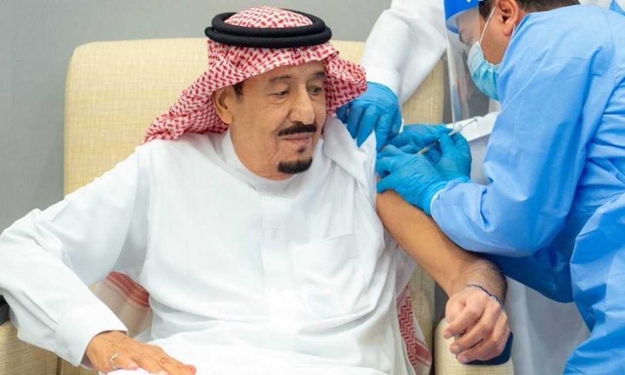 O rei Salmana aparece em foto oficial do Palácio Real Saudita sendo vacinado Foto: Saudi Royal Palace / AFP