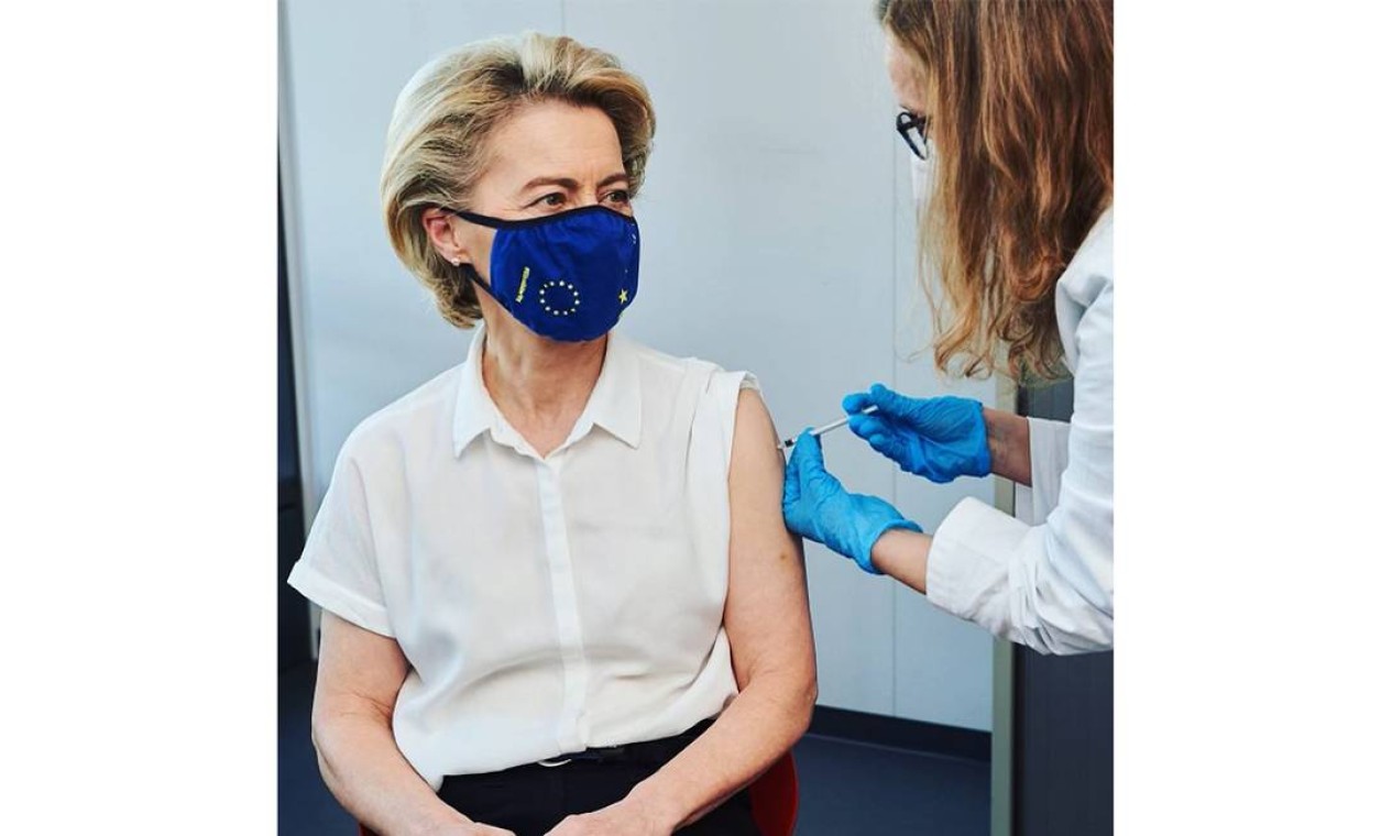 Ursula von der Leyenm, presidente da Comissão Europeia, recebeu a primeira dose da vacina em abril Foto: Reprodução