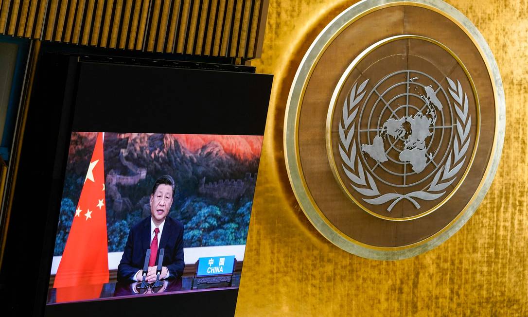 Telões do plenário da Assembleia Geral da ONU transmitem discurso gravado do presidente chinês, Xi Jinping Foto: MARY ALTAFFER / AFP
