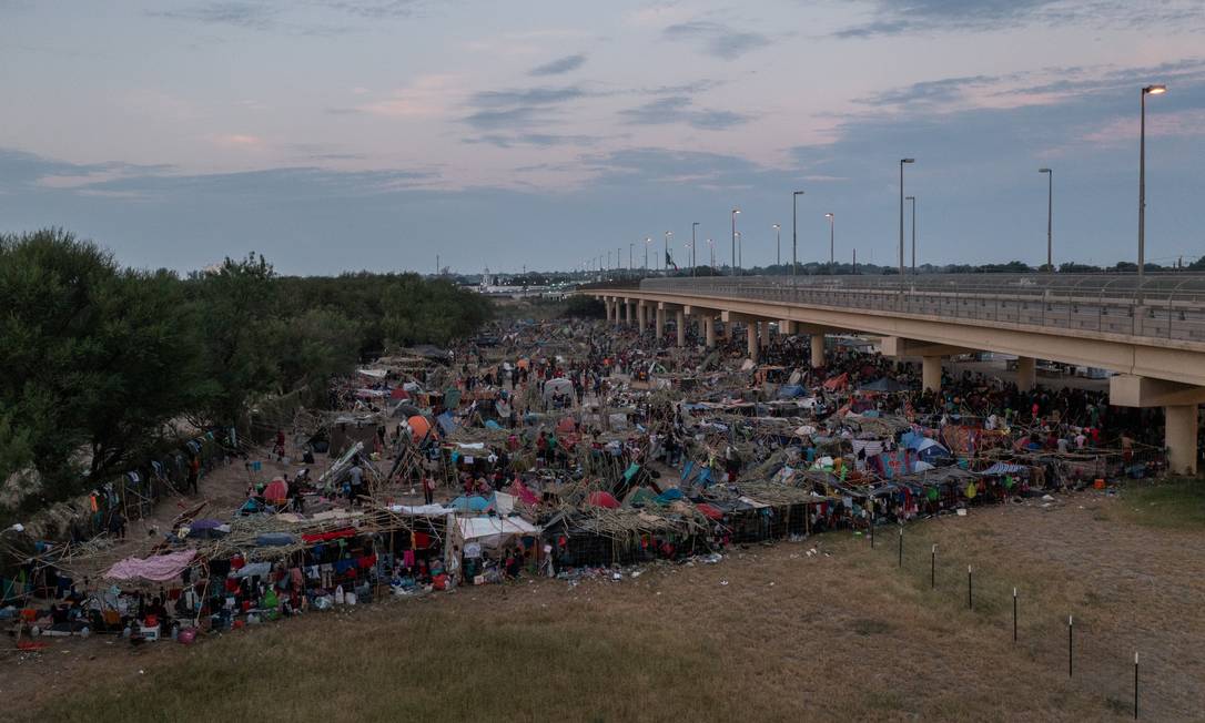 Acampamento improvisado de imigrantes haitianos é construído debaixo da Ponte Internacional em Del Río, Texas Foto: ADREES LATIF / REUTERS