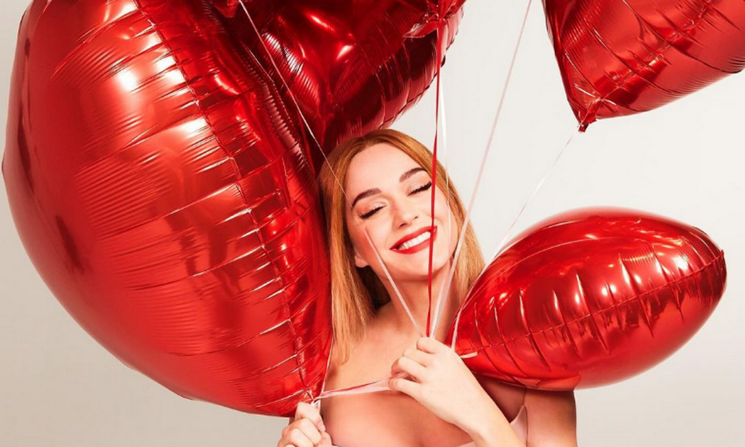 Cantora posou entre balões para comemorar marca Foto: Reprodução/Instagram