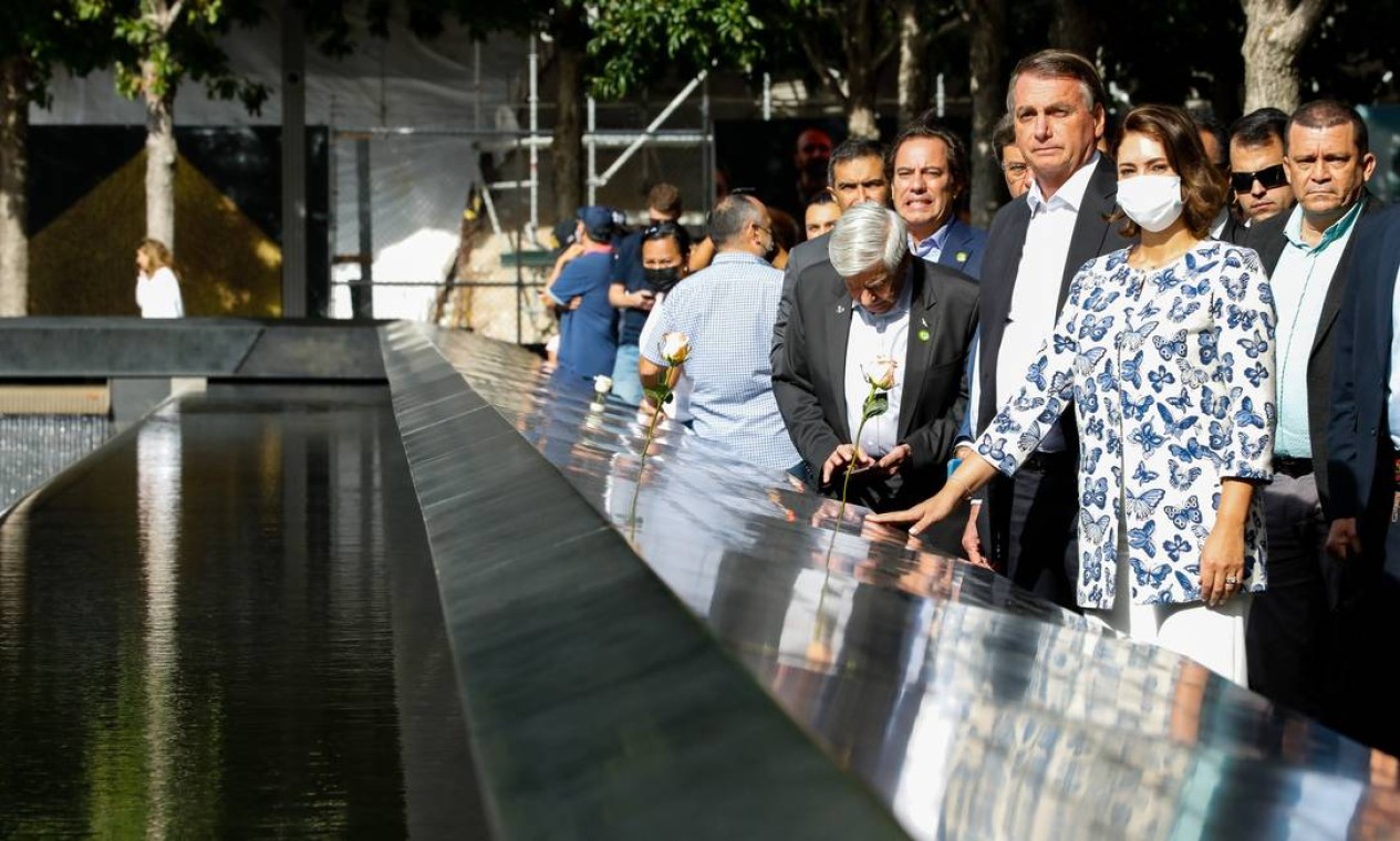 A primeira-dama Michele Bolsonaro, de máscara, acompanha o marido em visita ao memorial do 11 de Setembro Foto: Alan Santos / PR