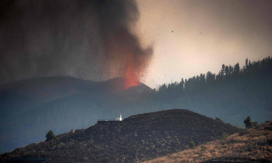 Erupção no vulcão Cumbre Vieja, nas Ilhas Canárias Foto: DESIREE MARTIN / AFP