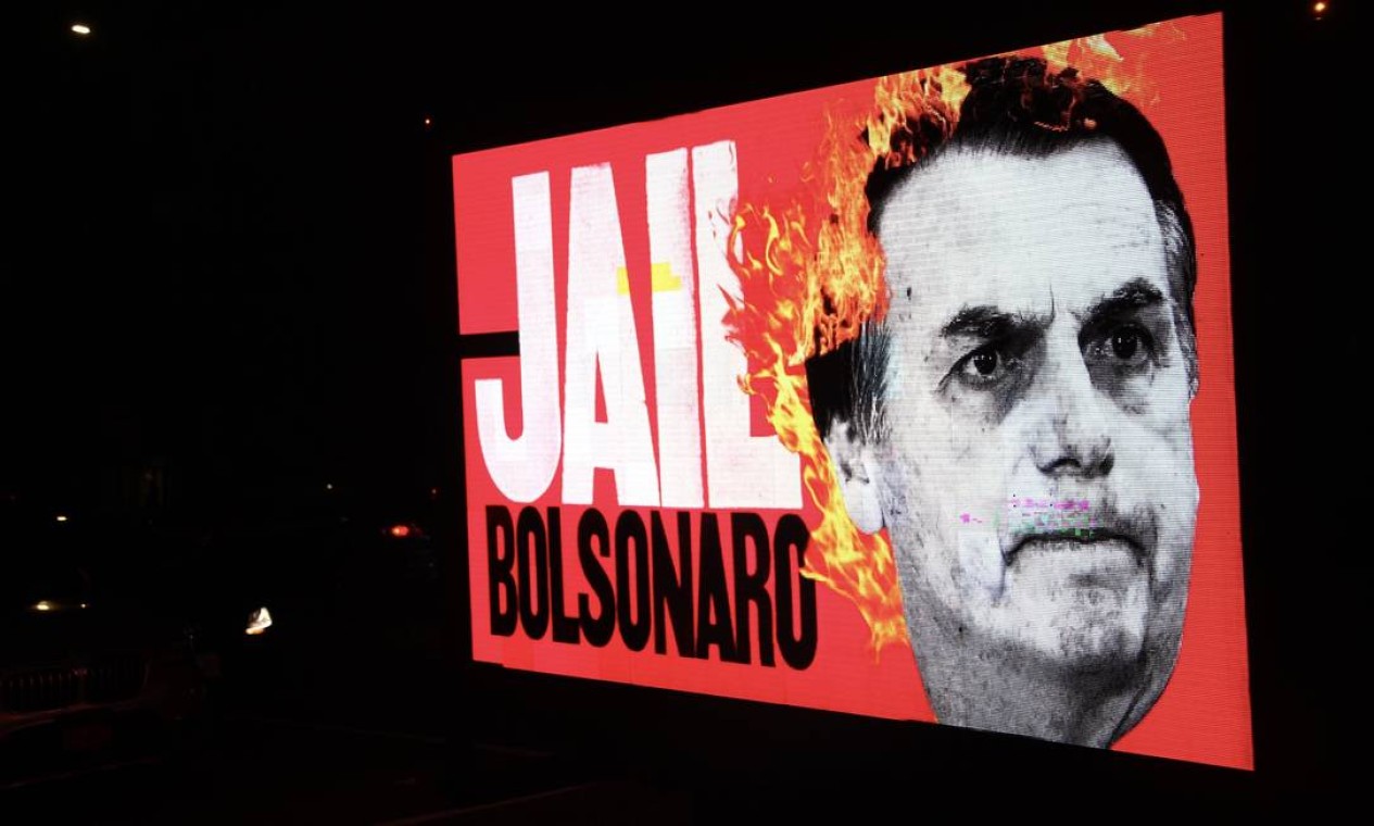 Telão exibe mensagem de protesto com trocadilho em inglês ("jail" significa cadeia), na chegada do presidente Jair Bolsonaro à casa do embaixador brasileiro em Nova York, nos Estados Unidos, onde participou de jantar Foto: TheNews2 / Agência O Globo - 20/09/2021