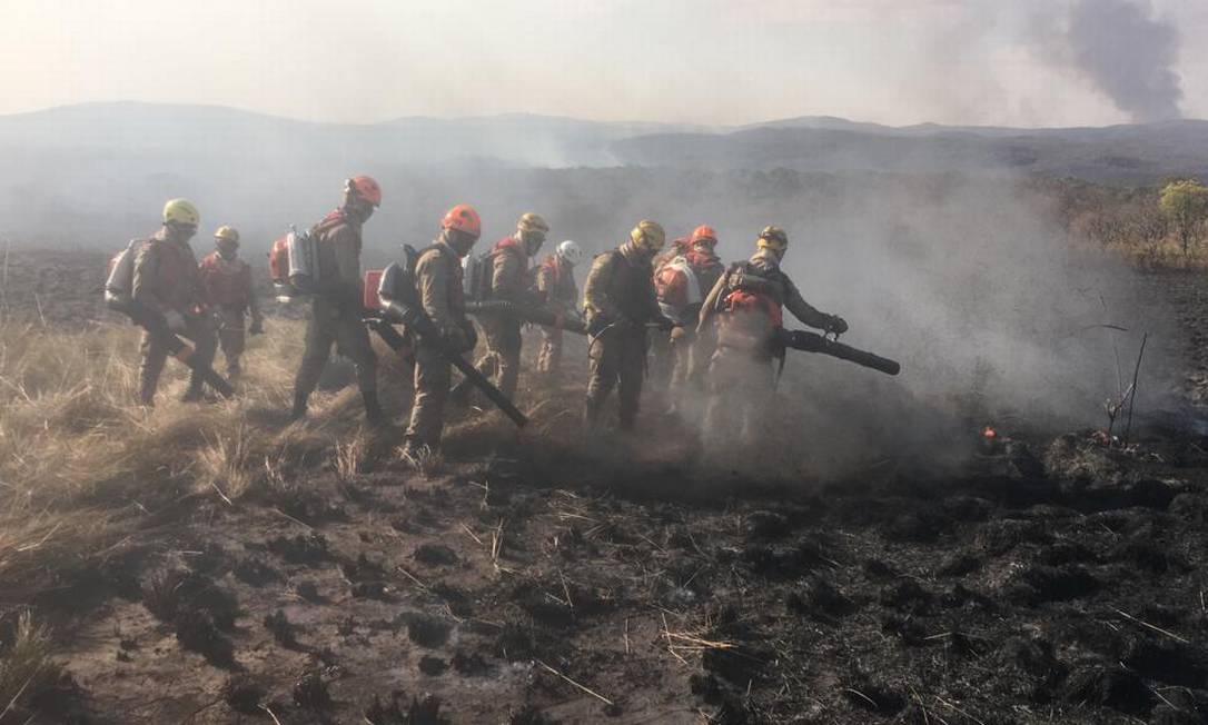 Bombeiros no comabte ao fogo na Chapada dos Veadeiros, em Goiás, no último domingo Foto: Divulgação CBMGO