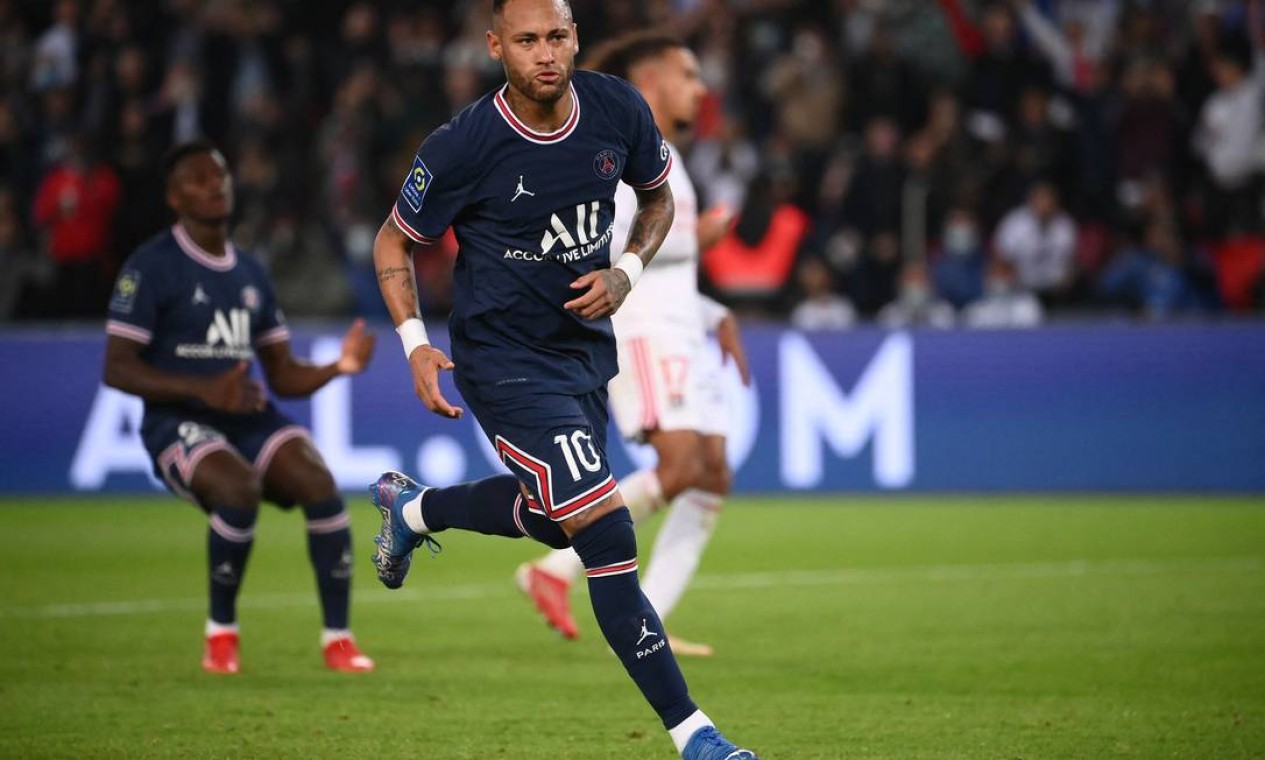 3º - Neymar, do Paris Saint-Germain; 95 milhões de dólares - R$ 501,9 milhões Foto: FRANCK FIFE / AFP