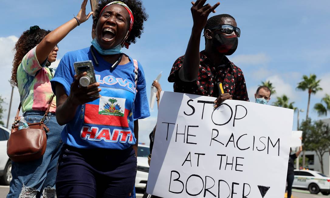 Manifestantes protestam na Flórida contra maus-tratos contra migrantes haitianos na fronteira, em Del Río, Texas Foto: JOE RAEDLE / AFP