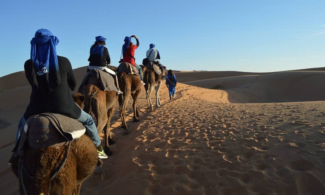 Passeio de dromedário no Deserto do Saara, no Marrocos Foto: Silvia Amorim / Agência O Globo.