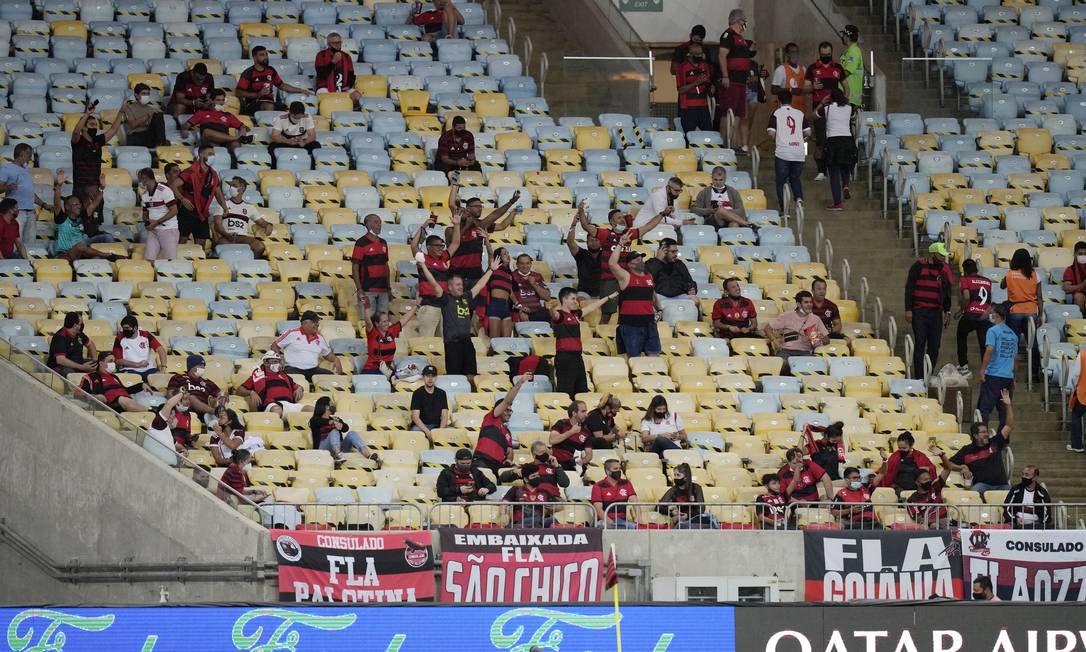 Torcedores se espalham pela arquibancada Foto: SILVIA IZQUIERDO / Pool via REUTERS