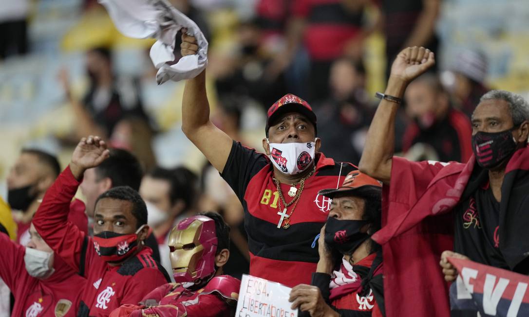 Torcedores começam a chegar no Maracanã Foto: SILVIA IZQUIERDO / Pool via REUTERS