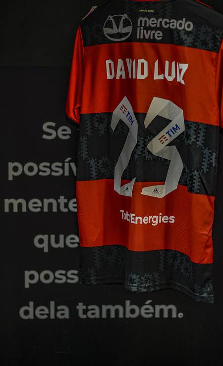 Camisa 23 do novo zagueiro do Flamengo no vestiário, antes de ser vestida pelo estreante David Luiz Foto: Marcelo Cortes / Flamengo