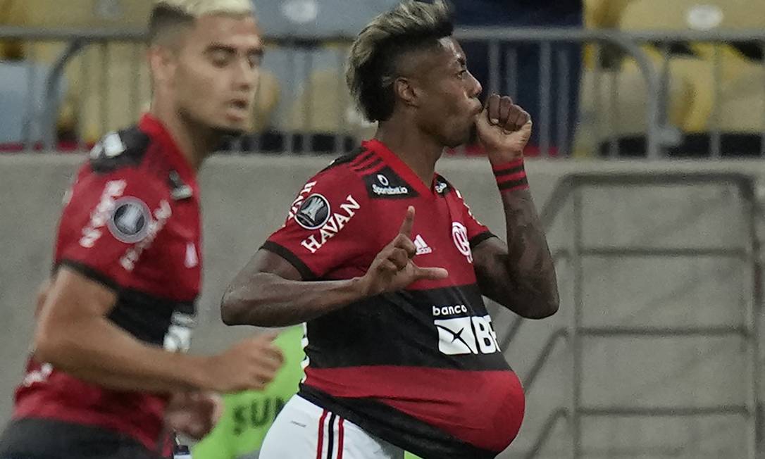 Bruno Henrique foi o grande nome do jogo com seus dois gols Foto: Silvia Izquierdo/AFP