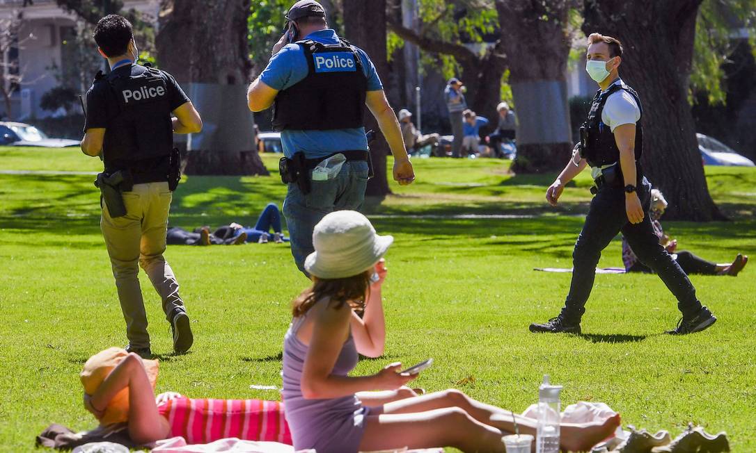Police patrol Carlton Gardens in Melbourne, Australia to prevent further protests against the Govt-19 rules.  Photo: William West / AFP