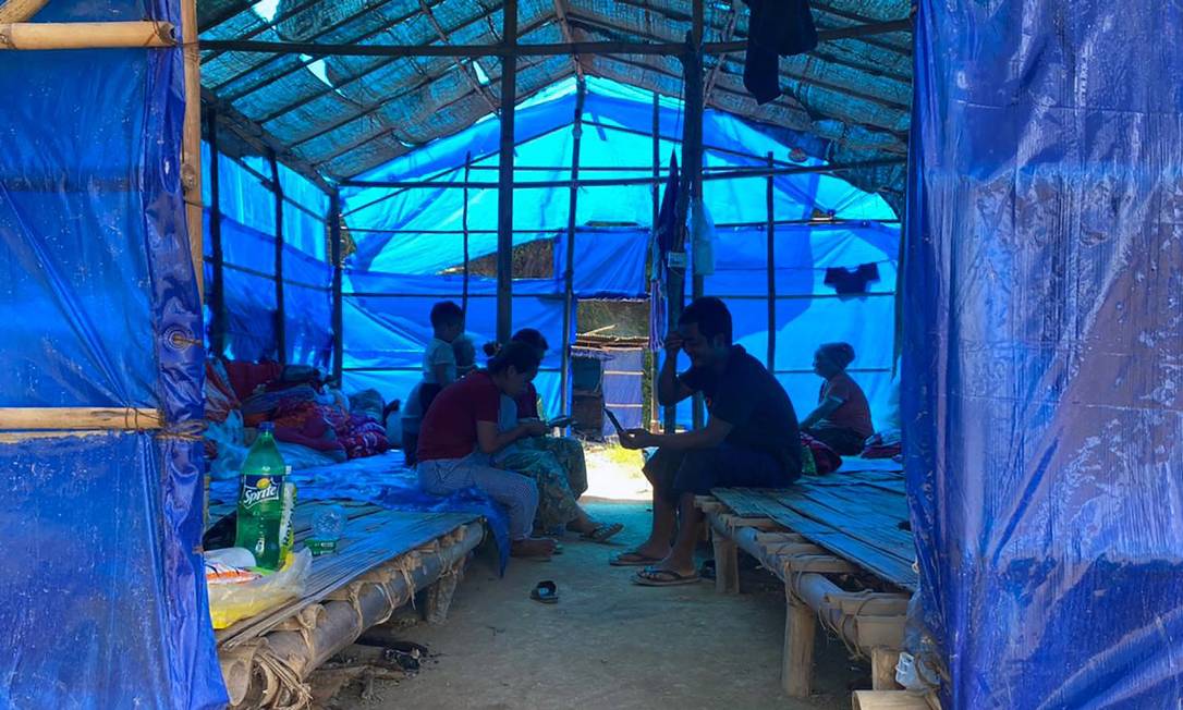 Rifugiati del Myanmar riposano in un rifugio nel campo di quarantena di Farkaon, nello stato indiano orientale del Mizoram Foto: STR/AFP