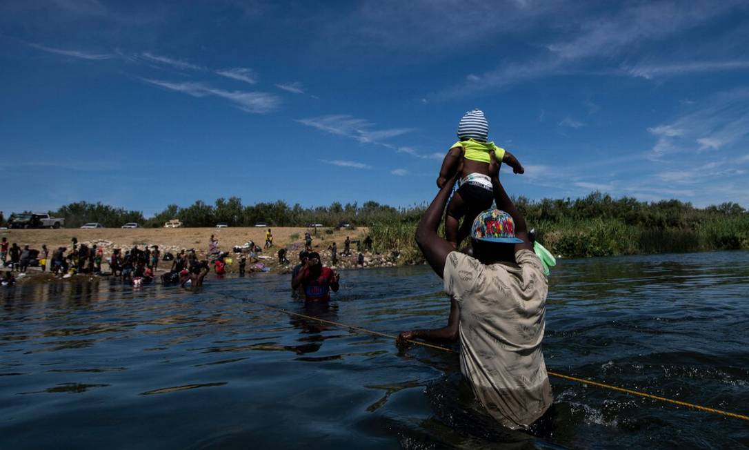 Imigrantes cruzam o Rio Grande em busca de comida e água no México Foto: PEDRO PARDO / AFP/22-9-2021